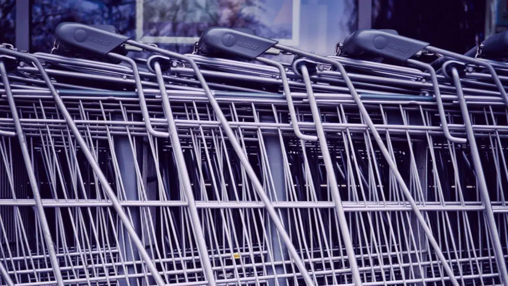 carrinhos de compra mostrando o impacto do drive to store para as empresas