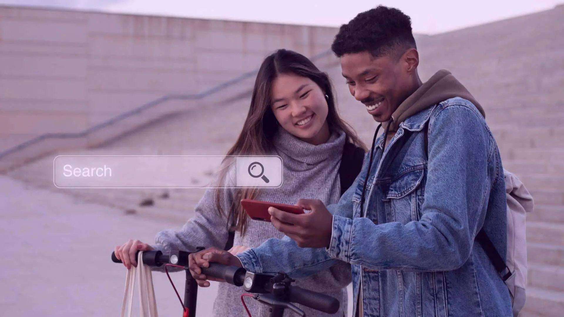 Um homem e uma mulher olhando para um telefone na tela de busca do Google, escolhendo em qual estabelecimento irão, com base no Google Perfil de Empresas